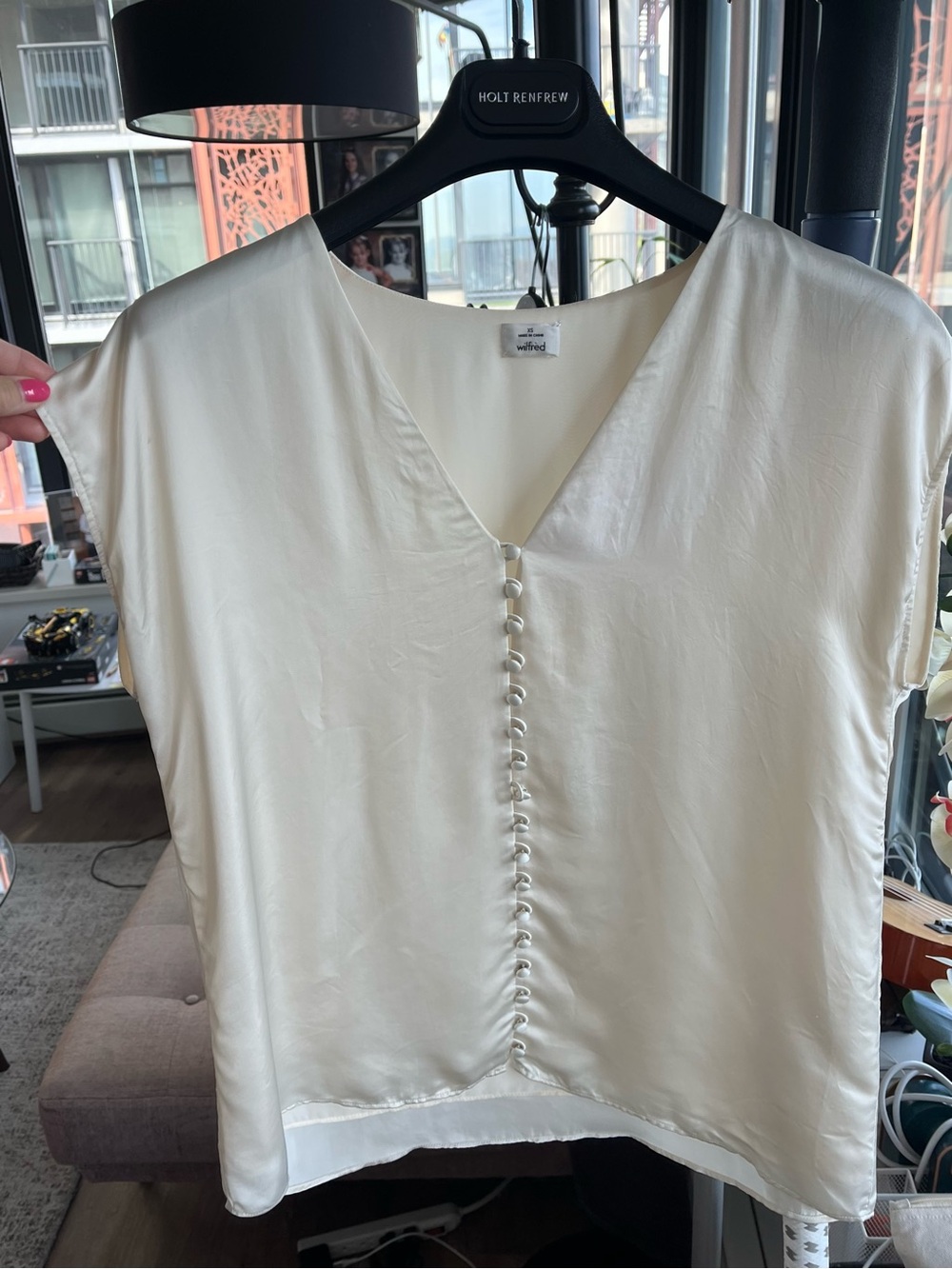 Aritzia Wilfred Satin Cream V-Neck Button-Front Blouse Sz XS